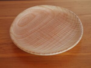 Assiette en frêne ondé 1025