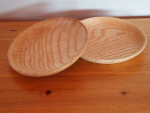 Assiette en frêne ondé 1024