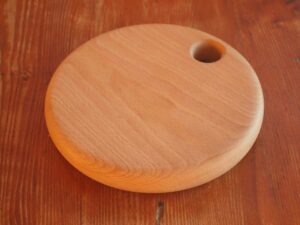 Planche à découper en bois de hêtre, pour vos découpes ou... pour le service si vous hésitez à couper dessusces de couteaux!