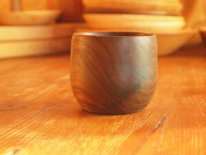 Tasse en bois de noyer