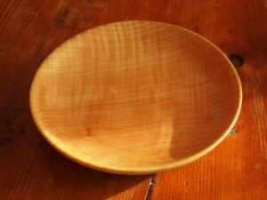 Assiette en frêne ondé 1015