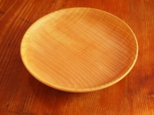 Assiette en frêne ondé 1014