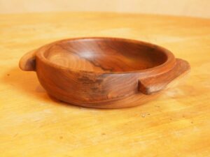 Assiette "à oreilles" en noyer 1028