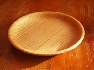 Assiette en frêne ondé 1016