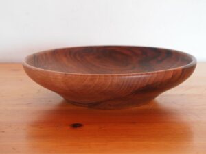 Assiette en noyer ou petite coupe 1020