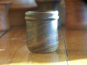 Petit verre en noyer