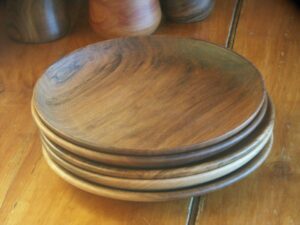 Assiette mi-creuse en noyer