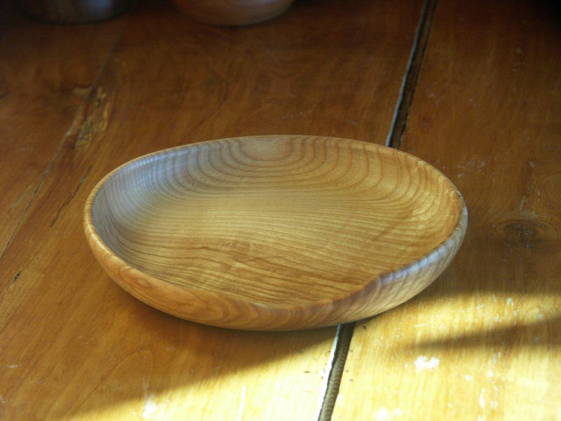 Assiette en frêne olivier, bords irréguliers