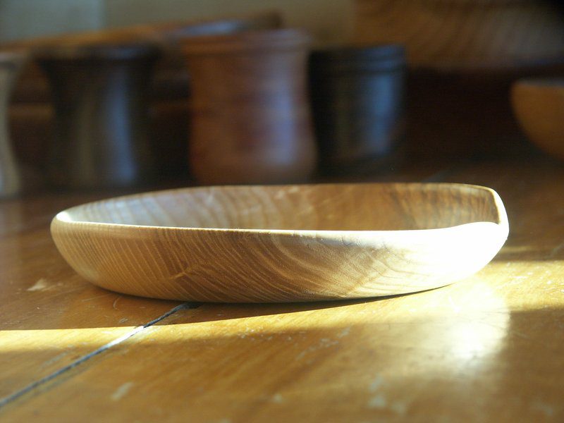 Assiette en frêne olivier, bords irréguliers – Image 2