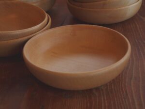 La finesse du ponçage donne une douceur incomparable à cette assiette creuse en bois d'érable