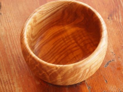 La méthode d'inspiration n'a guère changé depuis le Moyen-Age : observer la pièce de bois, sa veinure, sa texture, pour en tirer le meilleur parti : ici un bol tourné en bois de frêne-olivier