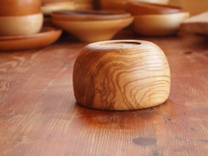Proposé traité à l'huile de colza bio, ce bol en bois demande un entretien basique, qui protège et nourrit la matière naturelle afin d'améliorer sa résistance.