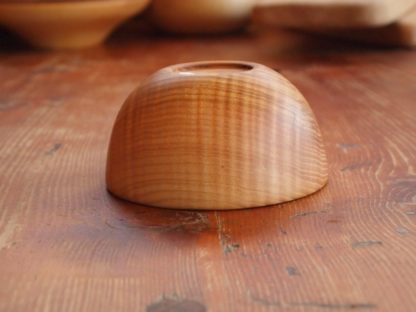 Admirez les ondes de ce bol en bois de frêne