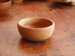 La finesse du ponçage donne une douceur incomparable à ce bol en bois massif