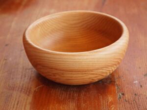 Tournée artisanalement, ce bol en bois alimentaire est une pièce unique.