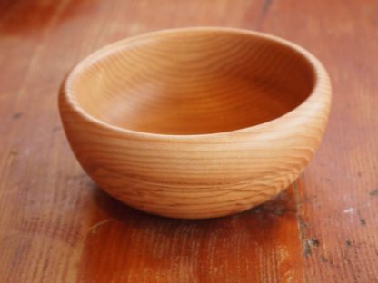 Tournée artisanalement, ce bol en bois alimentaire est une pièce unique.