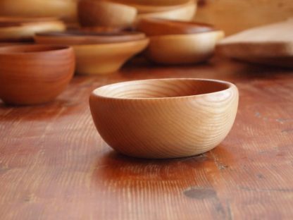 Un bol en bois de frêne, de fabrication française, artisanale, réalisée dans les Bauges (Savoie)
