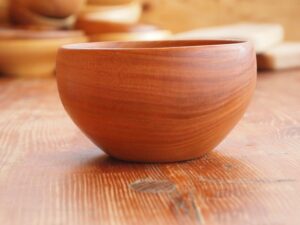 Proposé traité à l’huile de colza, ce bol en bois demande un entretien basique qui protège et nourrit la matière naturelle afin d’améliorer sa résistance.