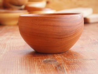 Proposé traité à l’huile de colza, ce bol en bois demande un entretien basique qui protège et nourrit la matière naturelle afin d’améliorer sa résistance.
