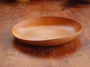 Assiette en bois tournée à la main pour la reconstitution historique médiévale