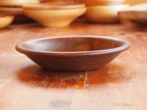 Petite assiette en noyer 18cm 1004