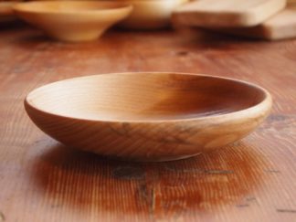 Ecuelles en bois, bols en bois, assiettes plates, ustensiles de cuisine en bois: retrouvez ces articles sur aucreuxdunarbre.fr