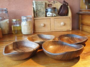 4 assiettes en noyer à bords irréguliers - 19cm 993