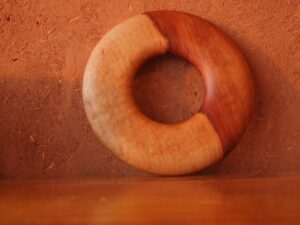 Dessous de plat en poirier