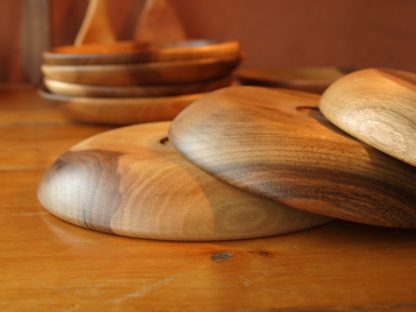 Assiettes en bois de noyer