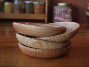 Assiette en frêne ondé. Pour bébé - 16 à 18cm 89