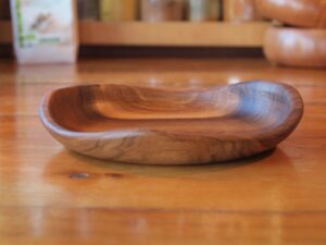 Assiette en noyer. Pour bébé - 18 cm 986