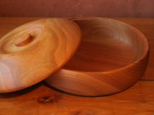 Plat avec couvercle en merisier