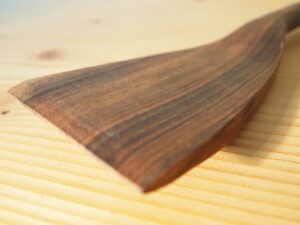 Spatule en bois de noyer