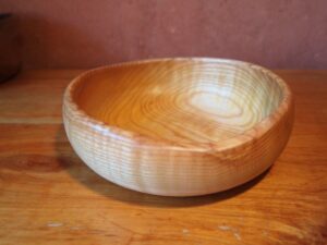Assiette creuse en frêne ondé - 19cm 957