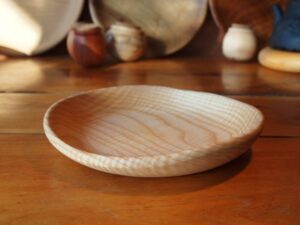 Assiette mi-creuse en frêne ondé - 20,5cm 942