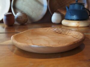 Assiette mi-creuse en frêne olivier ondé - 23cm 940