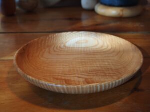Assiette en frêne ondé - 22.5cm 937