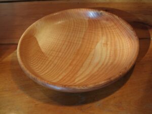 Assiette mi-creuse en frêne ondé - 20,5cm 936