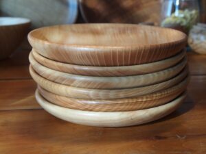 Assiettes mi-creuses en frêne ondé - 22 à 24 cm 88