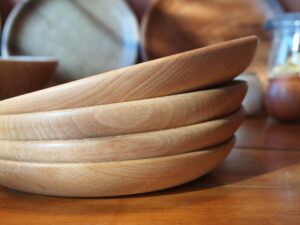 Assiette mi-creuse en hêtre - 23 à 24cmcm 953