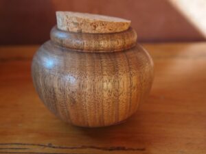 Pot à épices en noyer "culbuto"