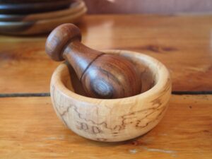 Mortier en érable, pilon en noyer