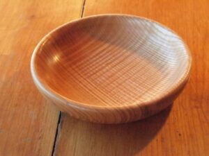 Assiette en frêne olivier ondé - Taille bébé 923