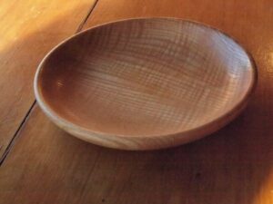 Assiette mi-creuse en frêne ondé – 21,5cm 916
