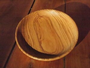 Assiette mi-creuse en frêne ondé – 20cm 917
