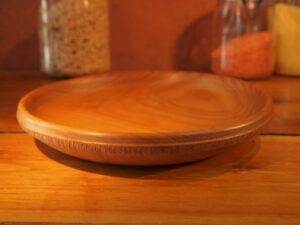 Assiette mi-creuse en merisier – Bords gravés 911