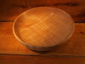 Assiette creuse en frêne ondé 905