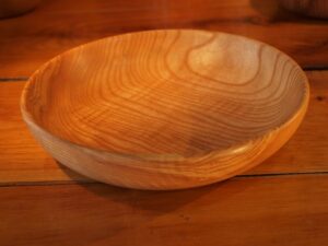 Assiette creuse en frêne ondé 901