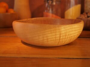 Assiette creuse en frêne ondé 900
