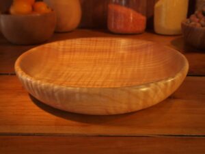 Assiette creuse en frêne ondé 897